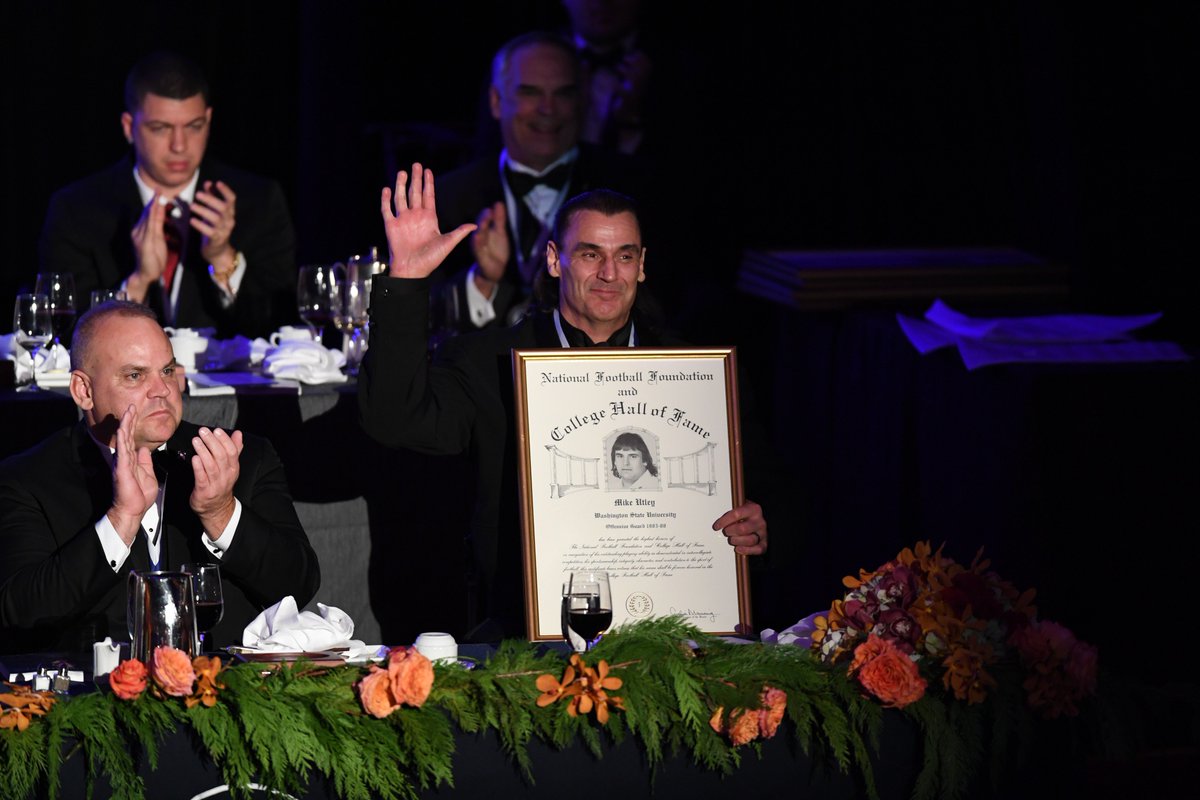 NFFNetwork's tweet image. Former @wsucougfb OG Mike Utley officially inducted into the @cfbhall at #NFFAwards Dinner Tuesday night!
