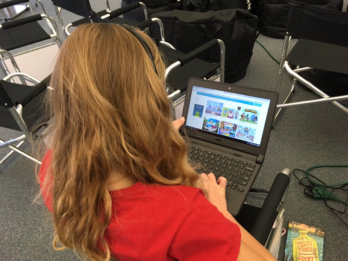 FortMSLibrary's tweet image. Some serious coding going on! #HourofCode @FortAtkinsonMS