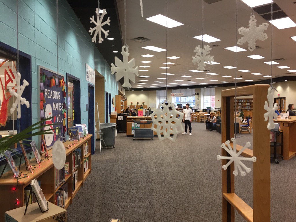 FHSeaglelibrary's tweet photo. Student and staff created 3D snowflakes. #inthemediacenter #3Dprinting @fhseaglesnest @ElissaMoritz #LCPS2017 https://t.co/iV7CYCDFOq
