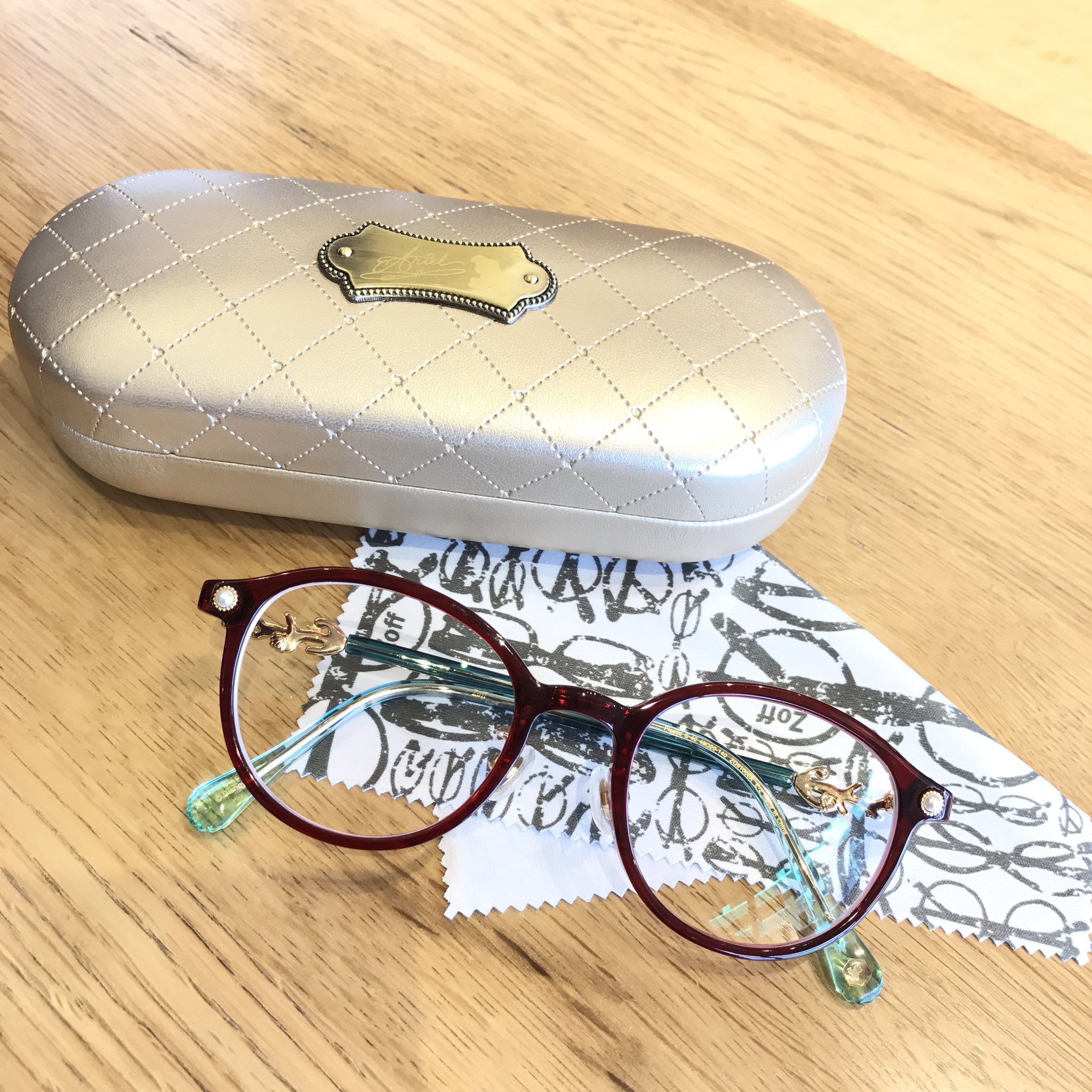 あむぞー Sur Twitter 昨日発売のディズニープリンセスとzoffコラボメガネ買っちゃったァ アリエルの形と色が気になってて 赤は似合わないかなぁと思ったけど 現物かけてみてそこまで変ではなかったからお出かけ用オシャレメガネとして買っちゃった あ