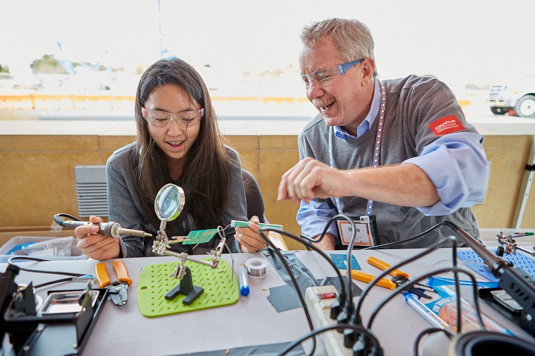 CustServEU's tweet photo. Oracle Volunteers Help https://t.co/z9whj5gn8s Students Create Next-Gen Tools - https://t.co/dYmDNeYA0s https://t.co/hKmLEgQPi6