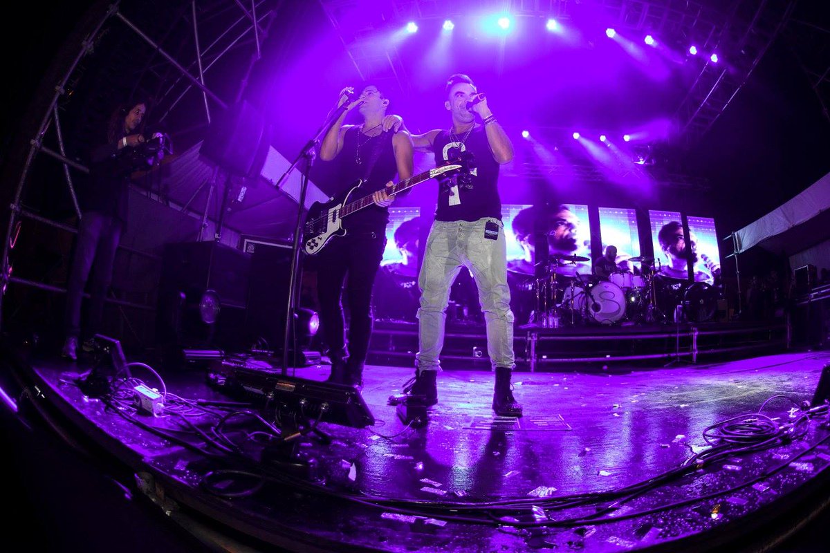 CDCrock's tweet photo. Si quieres ver más fotos del #Tour8CDC, visita nuestro perfil de Facebook: Caramelos De Cianuro. https://t.co/uu7XSCxsoF