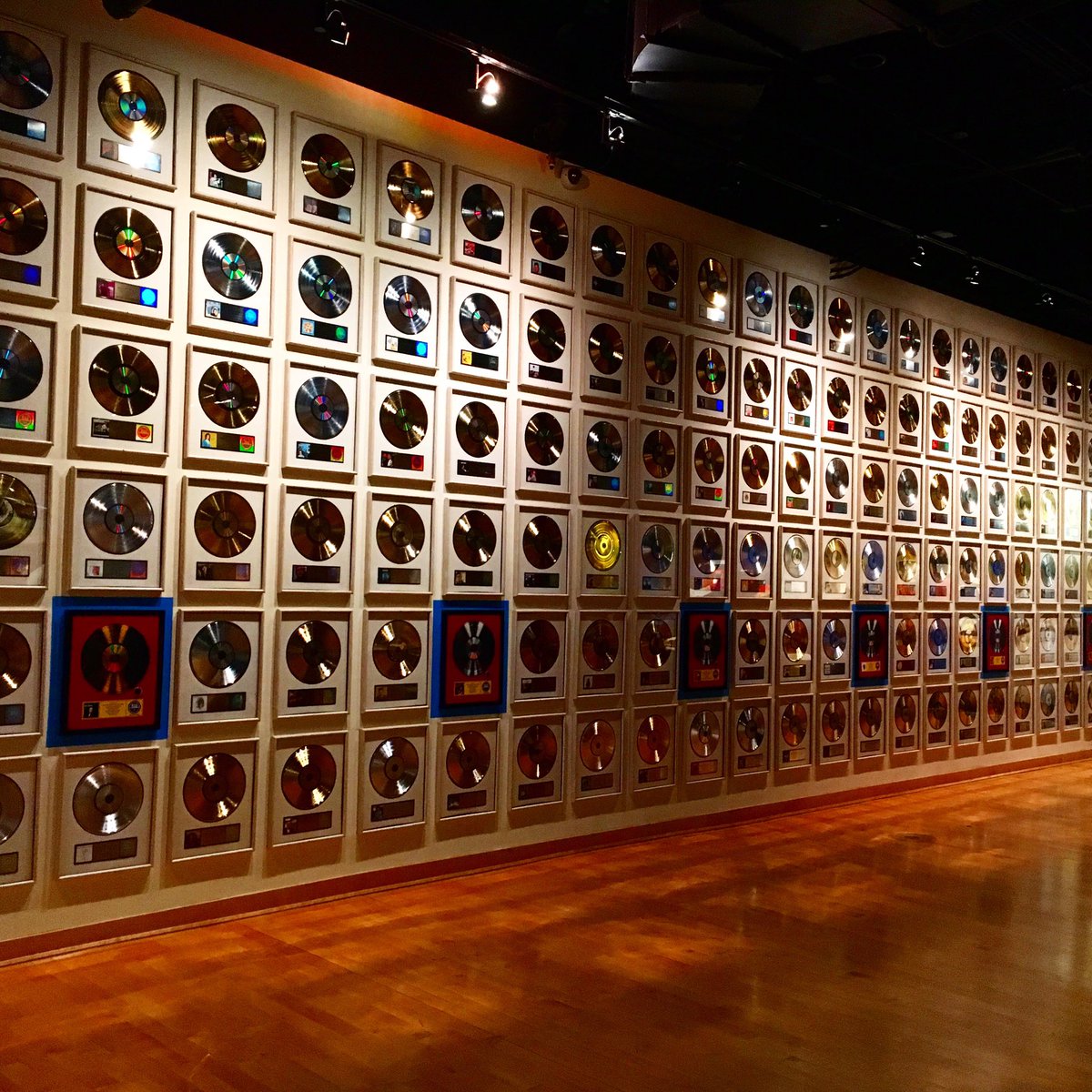 HTMComms's tweet photo. Country Music Hall of Fame 🎸🎤🎻 #nashville #december #countrymusic #countrymusichalloffame #tennessee #iworkinpr #travelgram #Broadway https://t.co/JReQmdlmwi