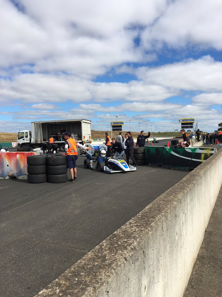 MonashFSAE's tweet photo. About to begin skid pad!
#AusComp16 https://t.co/M0xci0K5mJ