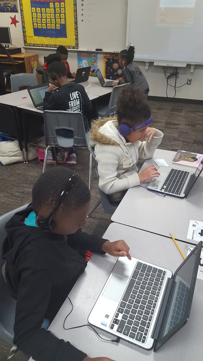 MrsKirk17's tweet photo. Computer programmers at work. #hourofcode #CHISDCodes @CHISDCP @CHISDTechnology https://t.co/gIxiBAoOrR