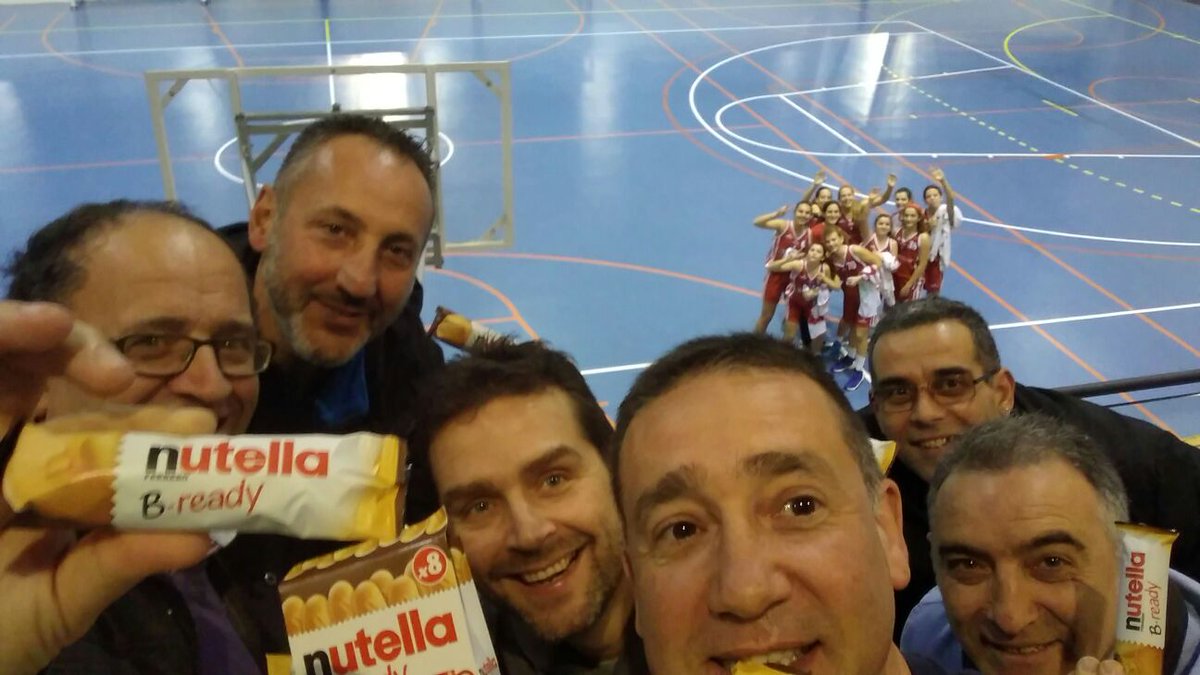 flleidafemeni's tweet photo. El cadet @lleidanet guanya 77/50 al conjunt organitzador  @CBValls en el Torneig Winners Stars . Mostra gràfica d'un selfie dels pares!!!! https://t.co/qylLyN7EDY