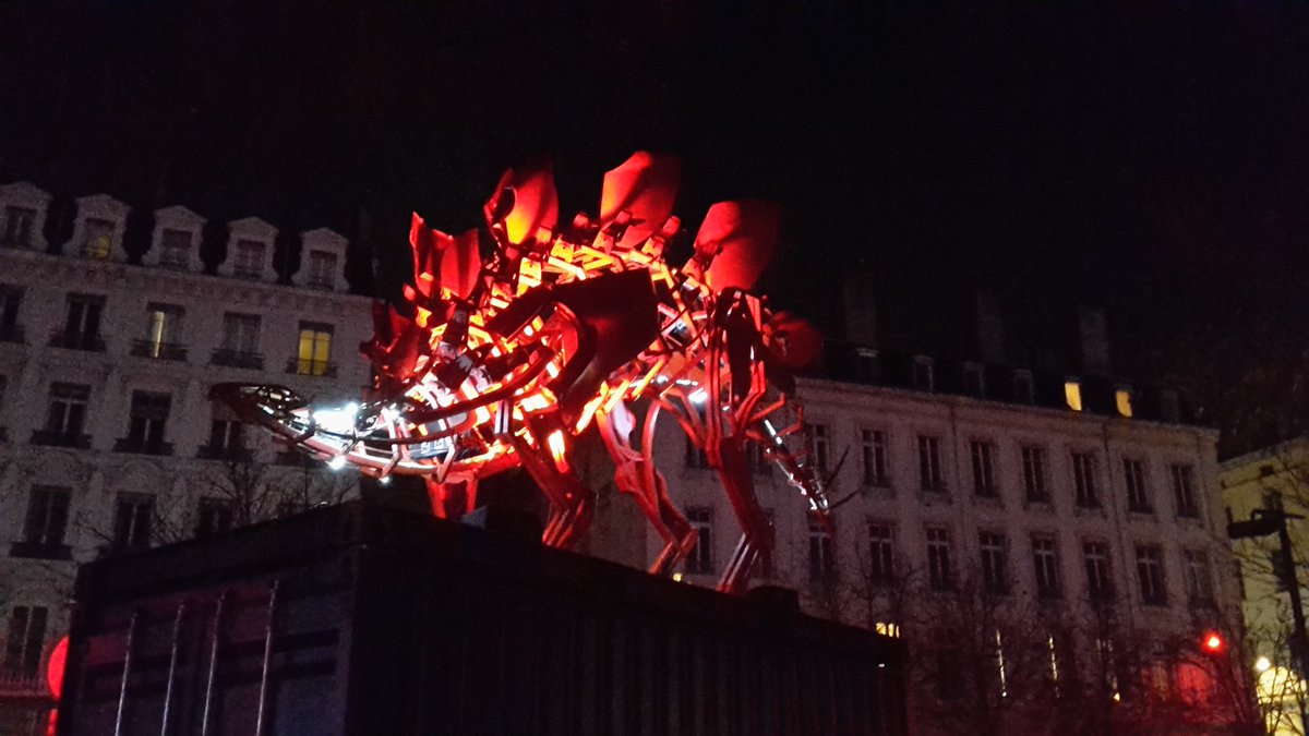 MuseExtatique's tweet photo. La soirée commence avec le diplodocus magique de la place Bellecour #FeteDesLumieres https://t.co/k8okDZiuzY