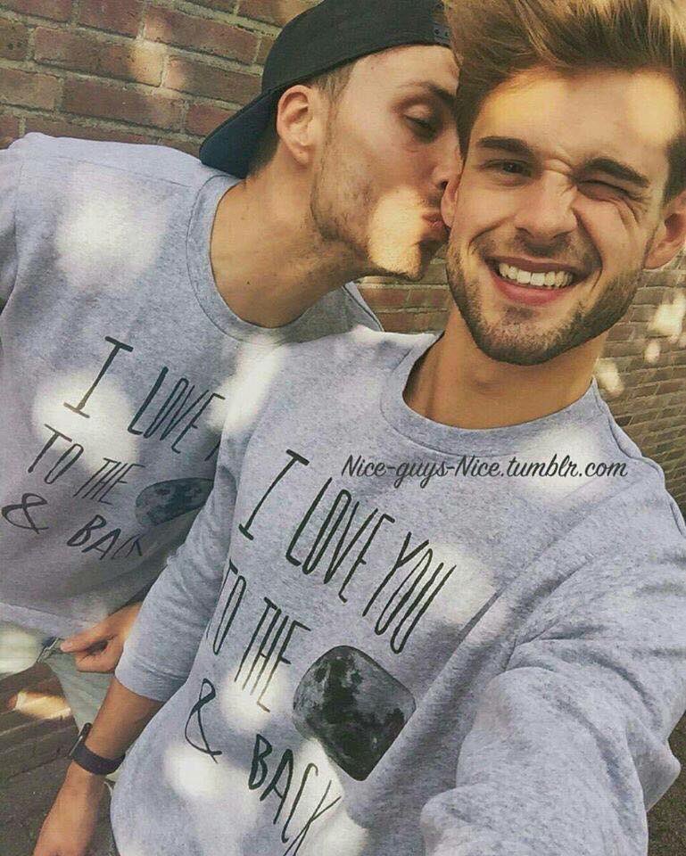 Tobydefiesta's tweet photo. No hay mejor declaración de amor, que un beso 😘 https://t.co/XDbRJIfp1p