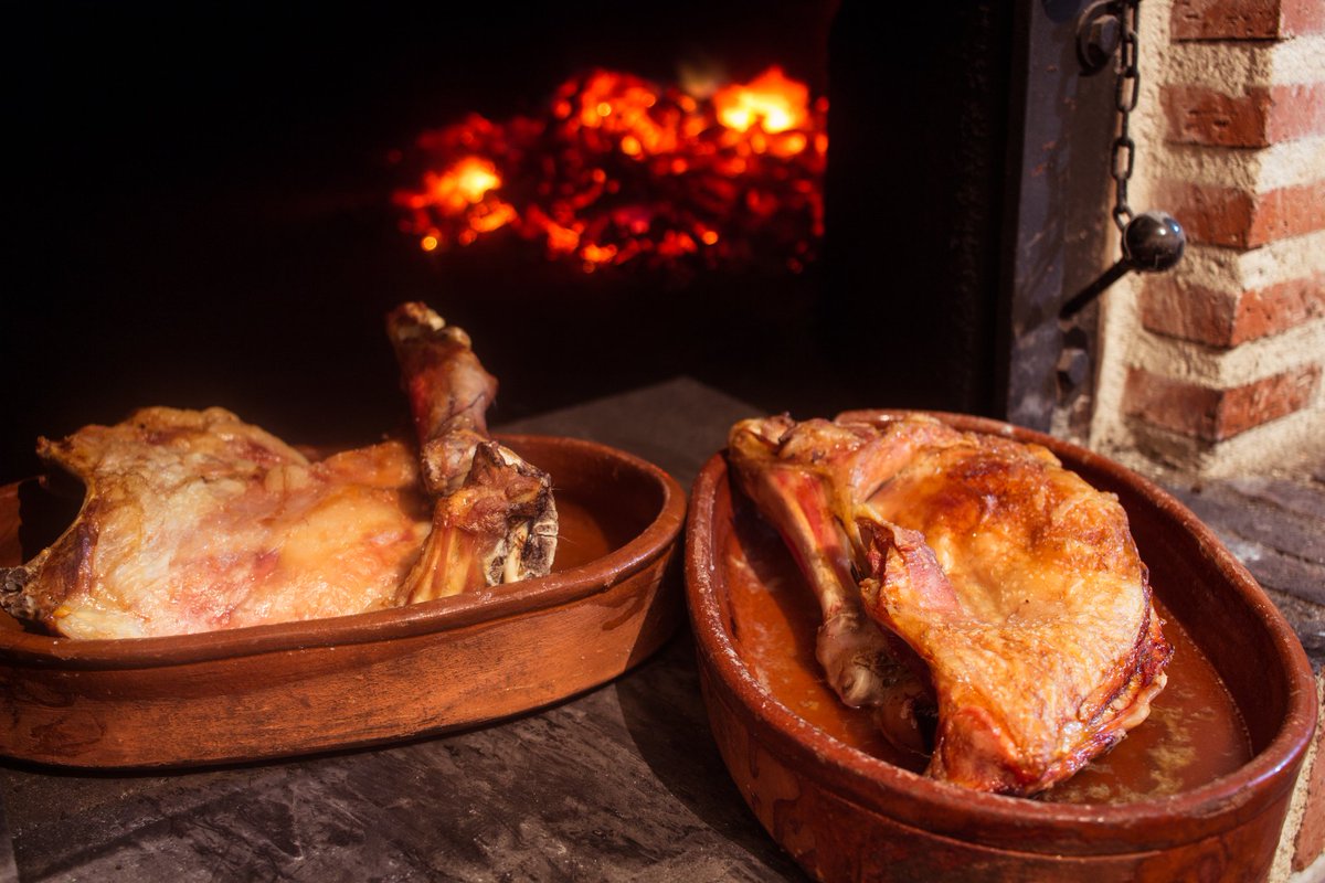 HornoSegoviano's tweet photo. No dejes para última hora tu menú navideño. Reserva en Horno Segoviano tu cochinillo o cordero para estas navidades! https://t.co/VEr6SyP90L https://t.co/C8NVuni2Nn