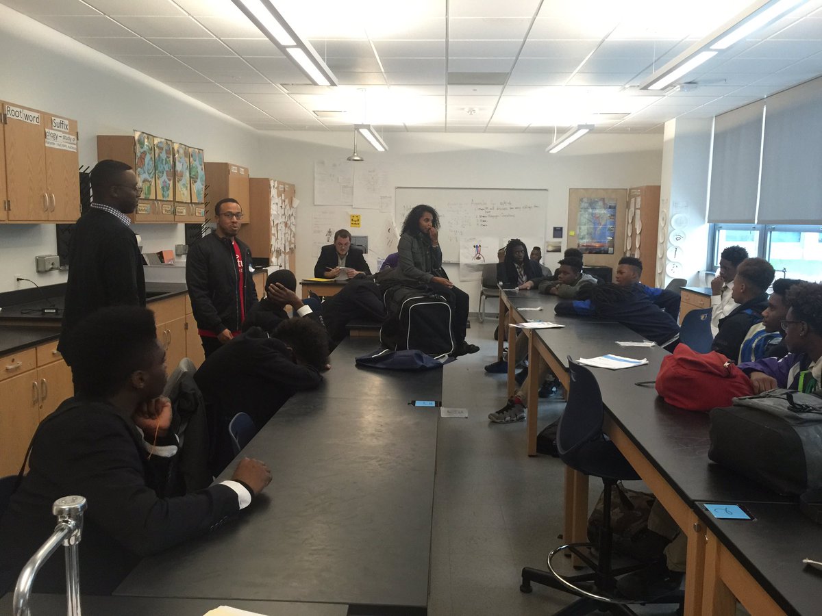 RBHSMonarchs's tweet photo. Accenture team leading an #HourofCode in our classrooms @dcpublicschools @Accenture @Code.org #csforall #dcpscodes @whitehouseostp https://t.co/NMKGYwiPvo