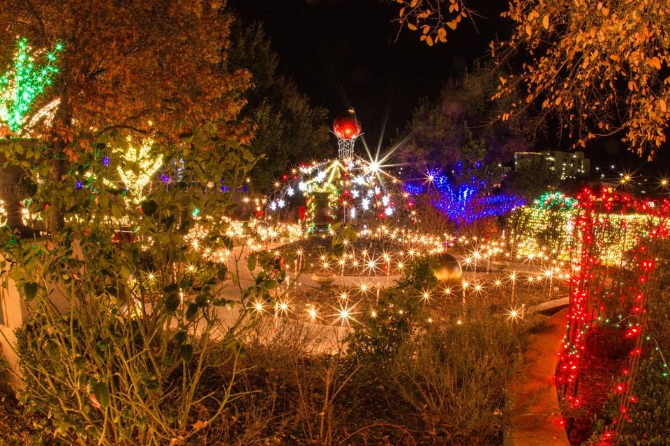 NewsChannel10's tweet image. Here's a list of some of the best Christmas light displays in Amarillo. 

NC10: buff.ly/2gk3Yj3
