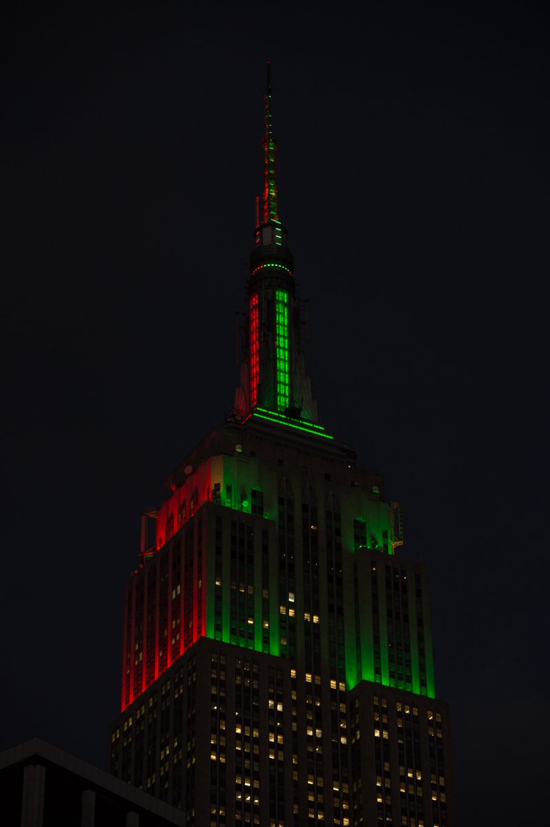 Tonight the @EmpireStateBldg is Red and Green in honour of tomorrow’s #MLSCup https://t.co/6WUfCn9I5c