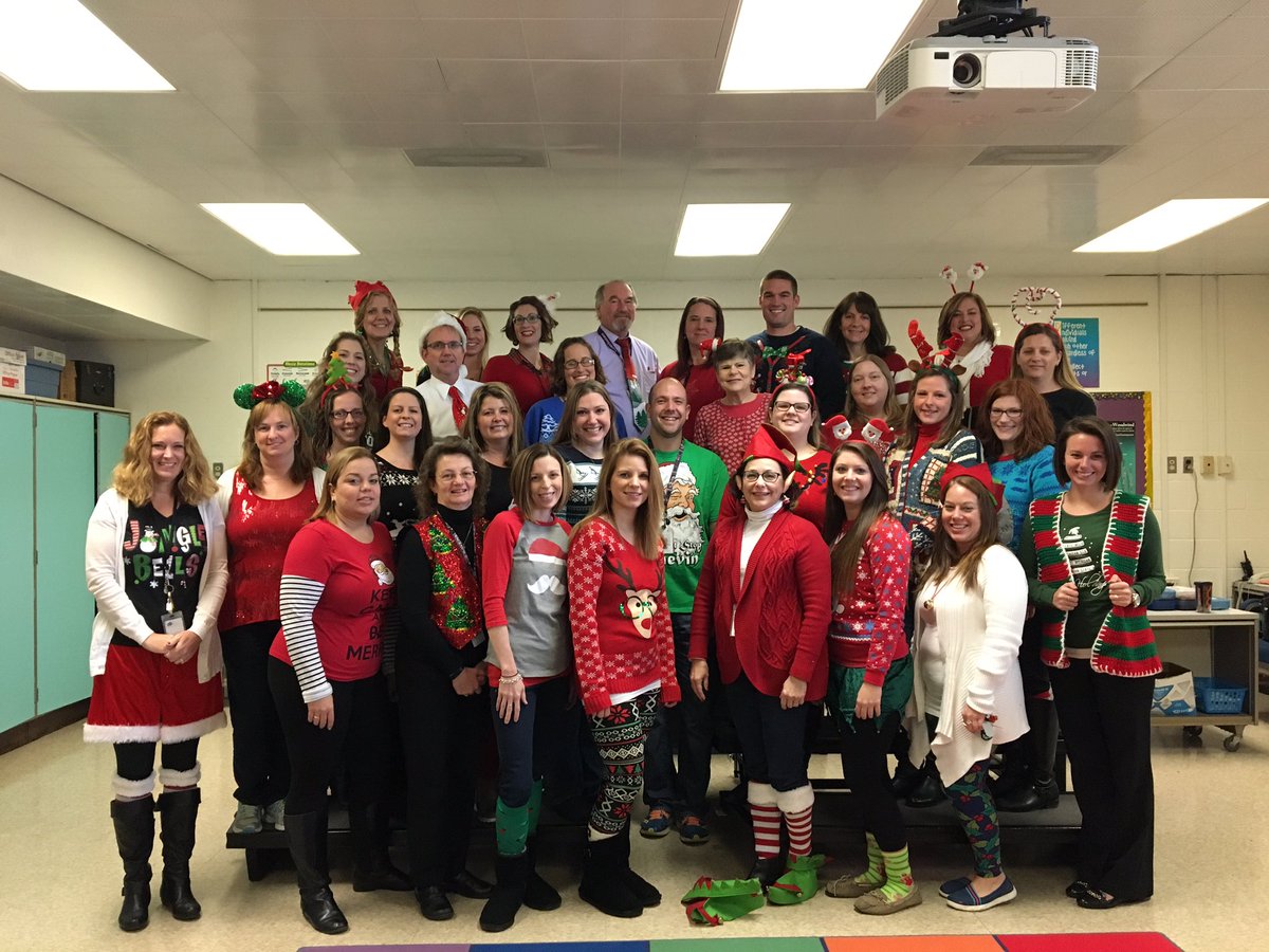 MrsHanus's tweet photo. Riverside Festive Friday tradition continues...we are family! #RiversideHappy https://t.co/T8pYovgxPH