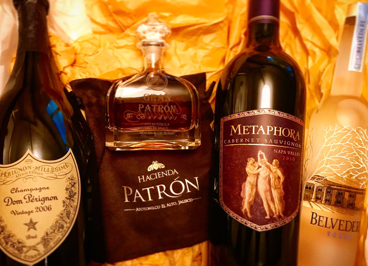 Welcome box from <a href="/venetianvegas/">The Venetian Resort Las Vegas</a> for #Ultimo2016 #DomPerignon <a href="/Patron/">Patrón Tequila</a> <a href="/MetaphoraWines/">Metaphora Wines</a> @belvederevodka. EVENT ➡️ robb.social/kxJZEwP