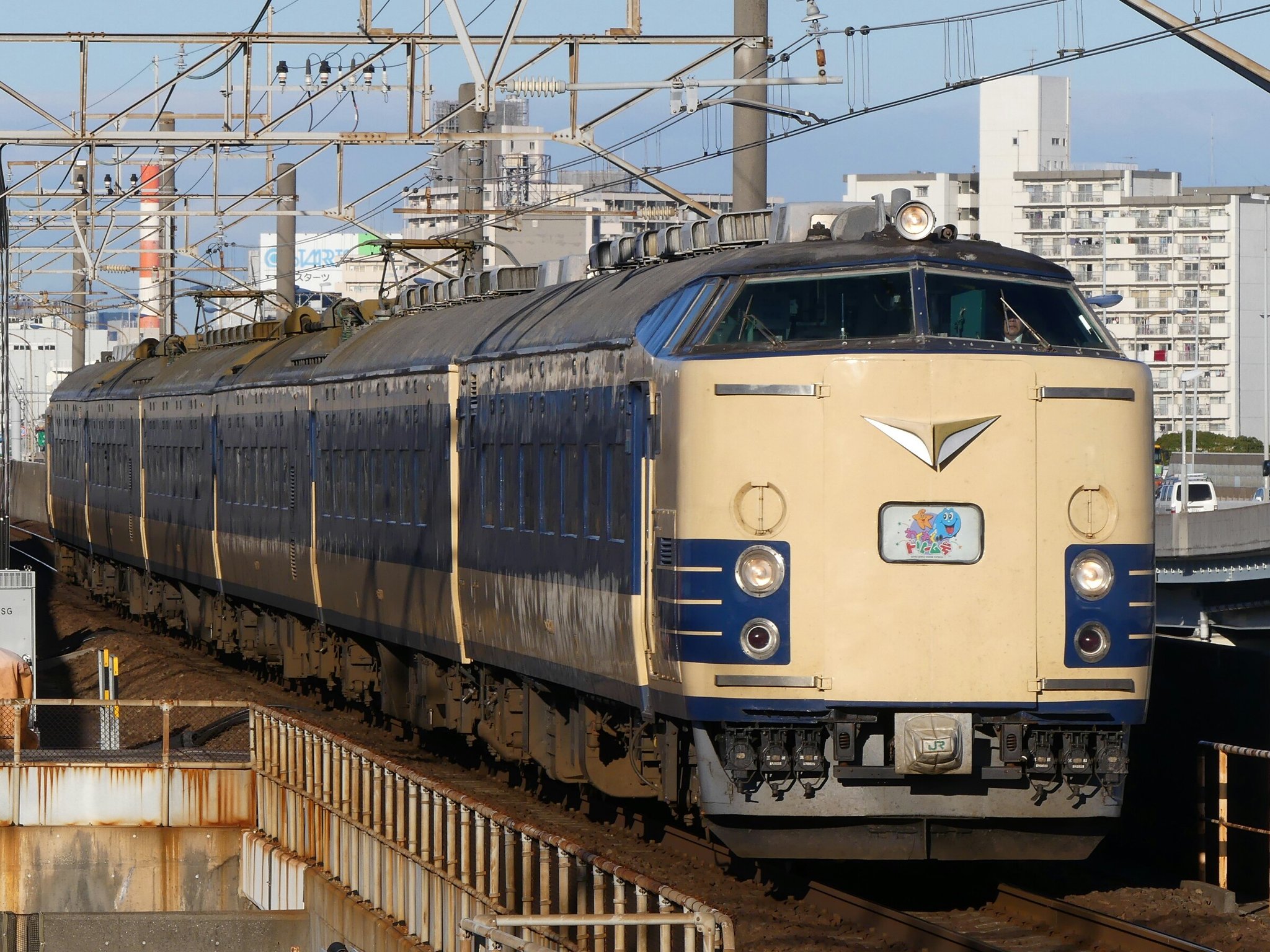 Twitter 上的 くまなん 舞浜駅にて5系 わくわくドリーム号 併せて485系no Do Ka わくドリを象徴する舞浜で 見事に晴れてくれた 寒いなか京葉線の始発で向かった甲斐があったというもの お疲れ様でした T Co Gp9j7ixybv Twitter