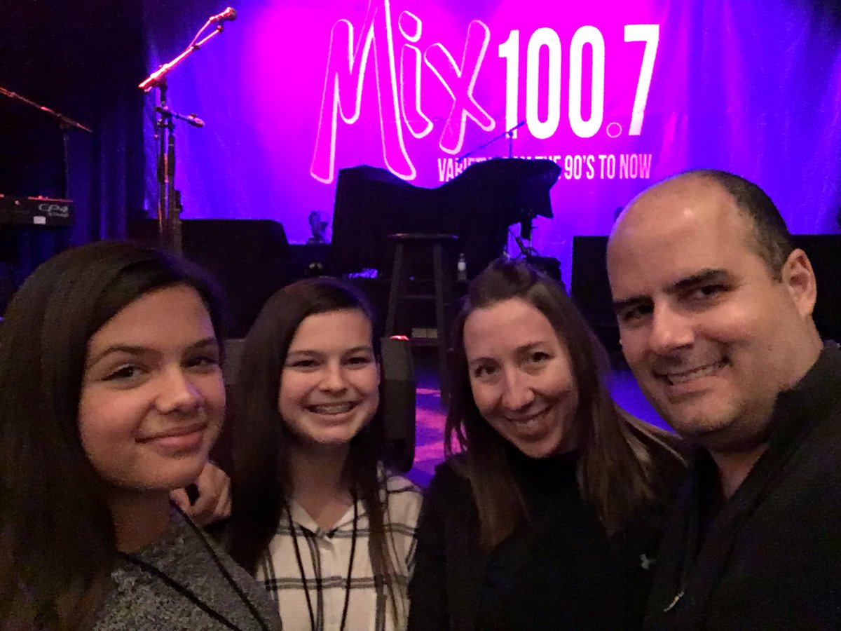 JoseErbella's tweet photo. #mixmistletoeshow https://t.co/ZiLIK52WFp