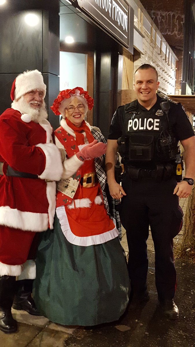 urbanmoon's tweet photo. Tonight on #JamesNorth in #HamOnt #Santa, #MrsClaus and the #coolestcopever at #artcrawl #hohoho @HamiltonPolice https://t.co/gDP6syZ7gT