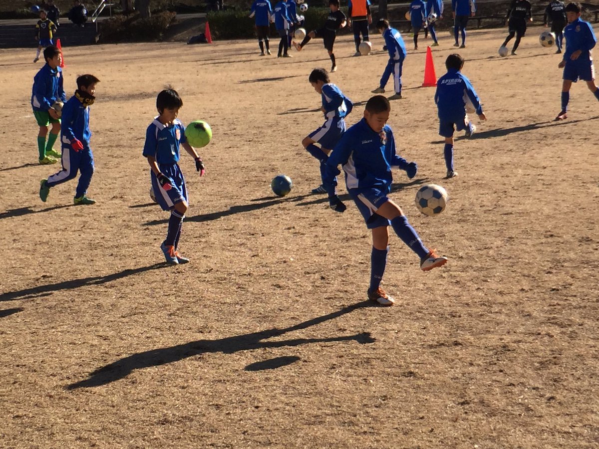 鶴ヶ島アピロンfc 本日 鶴ケ島市運動公園にて行われているサッカー教室に参加しています 西武台高校サッカー部の黒岩コーチ Fc西武台の選手による指導の下 良い雰囲気で行われています