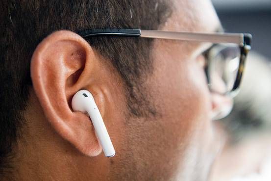 NatasjaStolk's tweet image. #FAIL! #Apple hasn’t made #AirPods available in time for the critical holiday season. buff.ly/2hujb27.