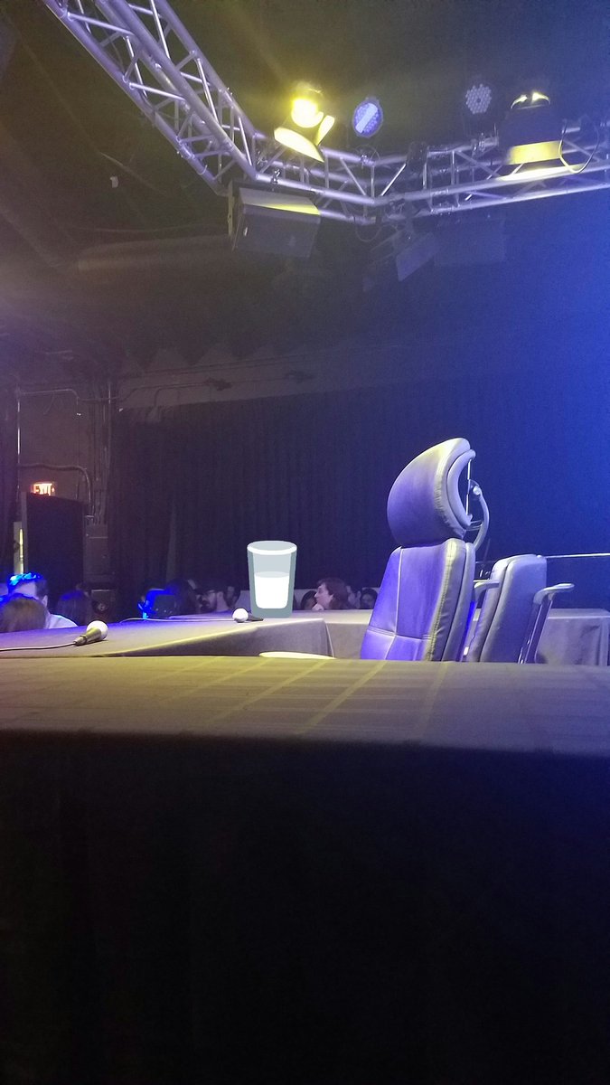 TweetThisTwat's tweet image. @ThatKevinSmith lets #BabbleTheFuckOn... p.s. i got you your milk.