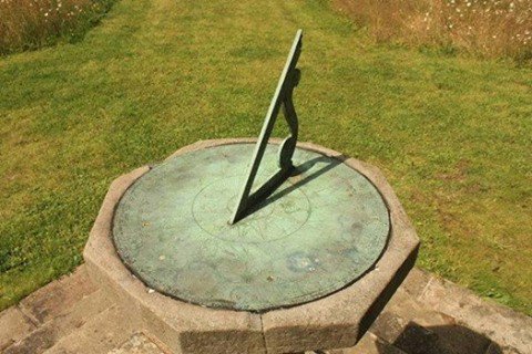 المـِزْوَلة أقدم جهاز لمعرفة الوقت تعتمد على حقيقة أن ظل الشيء يتحرك من إحدى جهتيه إلى الجهة الأخرى عندما تتحرك الشمس تاريخ أول ساعة3500 ق.م