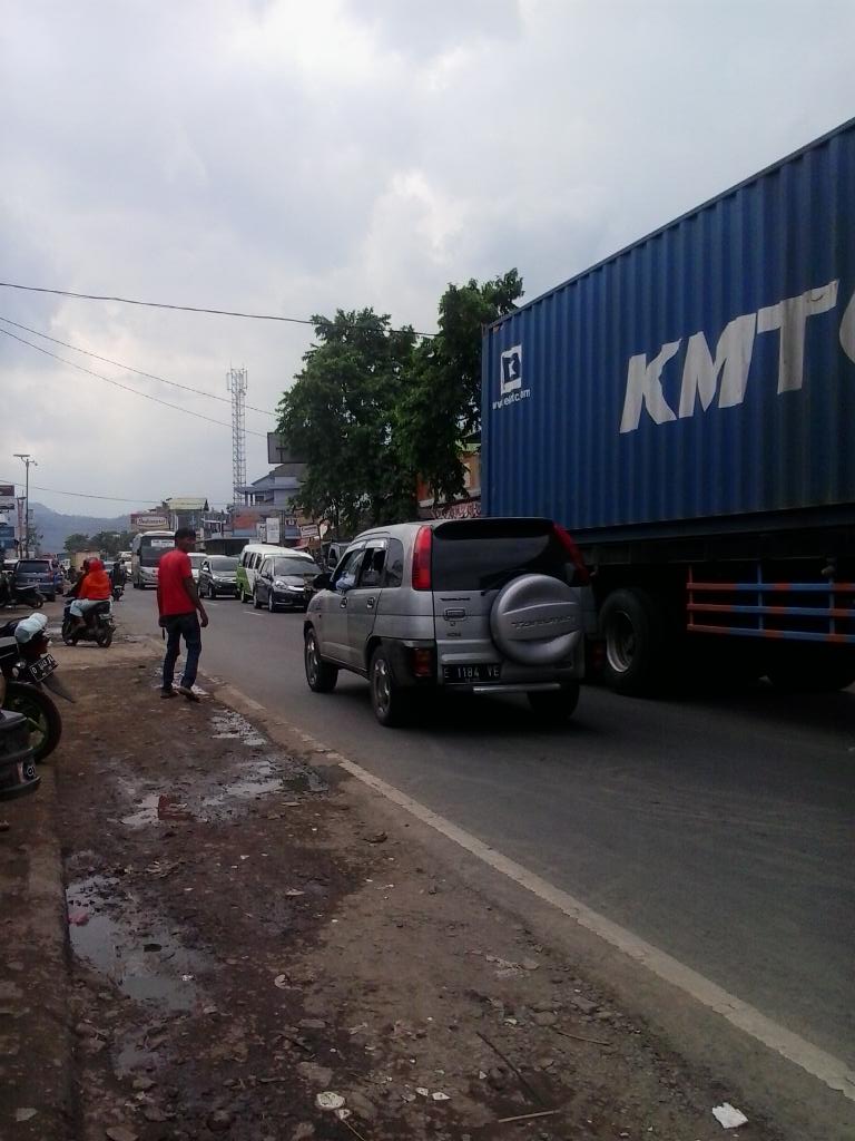 jalur bandung ke tasik terpantau padat merayap.