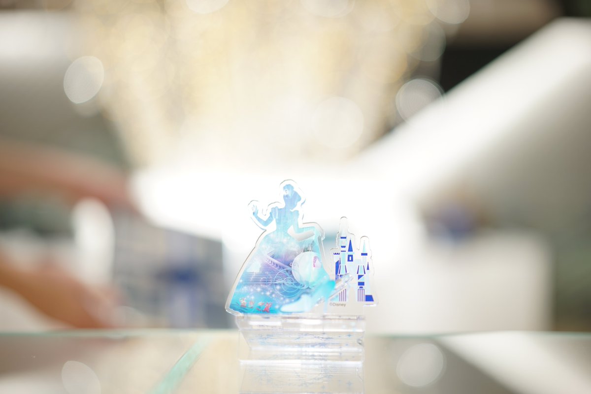 SonyStoreGinza's tweet photo. ディズニーからの贈り物 この冬だけのウォークマン　Disney Princess Magical BOXの在庫販売が始まりました。本日お持ち帰りいただけます。「シンデレラ」のデザインを背面に刻印した特別仕様です。是非ソニーストア銀座にお越し下さい。 https://t.co/Ht9RJ0lIvn