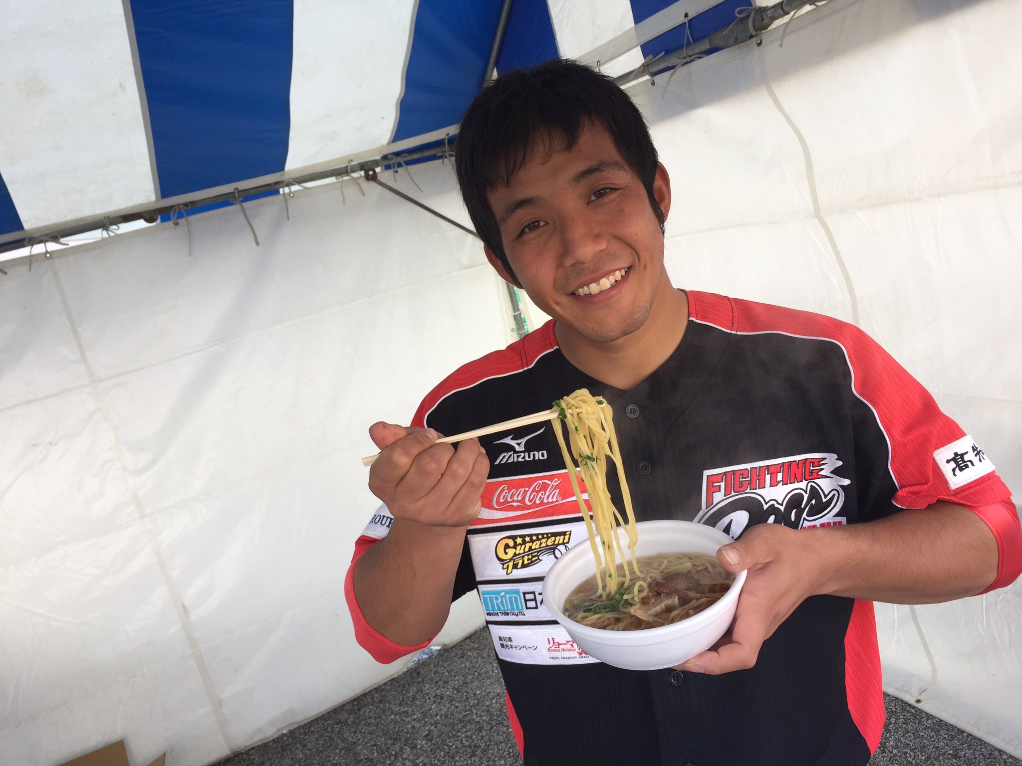 高知ファイティングドッグス ドッキー 少し寒くなって来たので 温かい食べ物といえばやっぱりこれ Ja土佐れいほく さんの米粉入りラーメン 途中でお客さんが来たのでラーメンも一時中断 T Co 85mhjpskzt Twitter