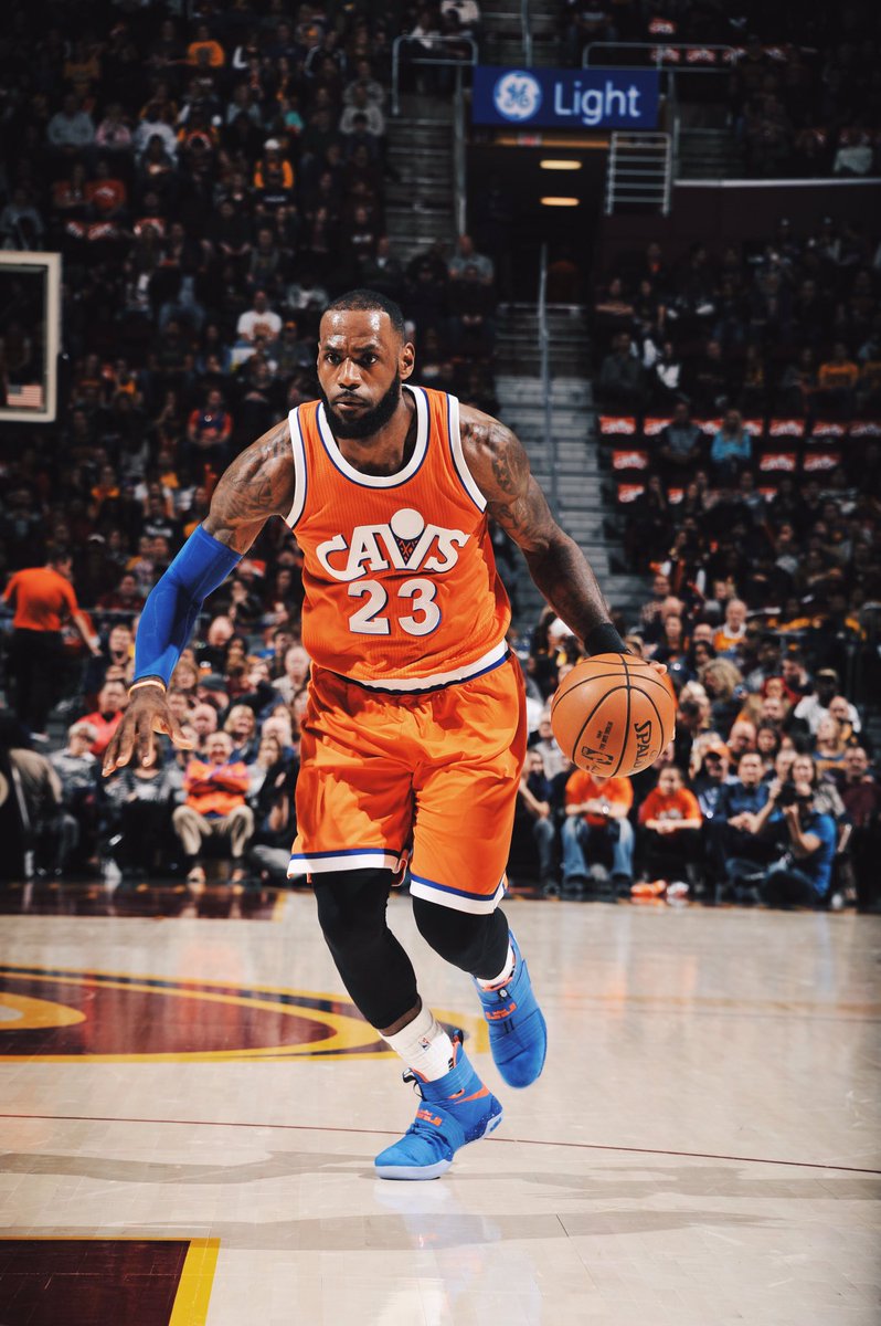 brkicks's tweet photo. LeBron James in the Nike Zoom LeBron Soldier 10 "Hardwood Classics" PE tonight vs. Miami https://t.co/akxkz2q2T6