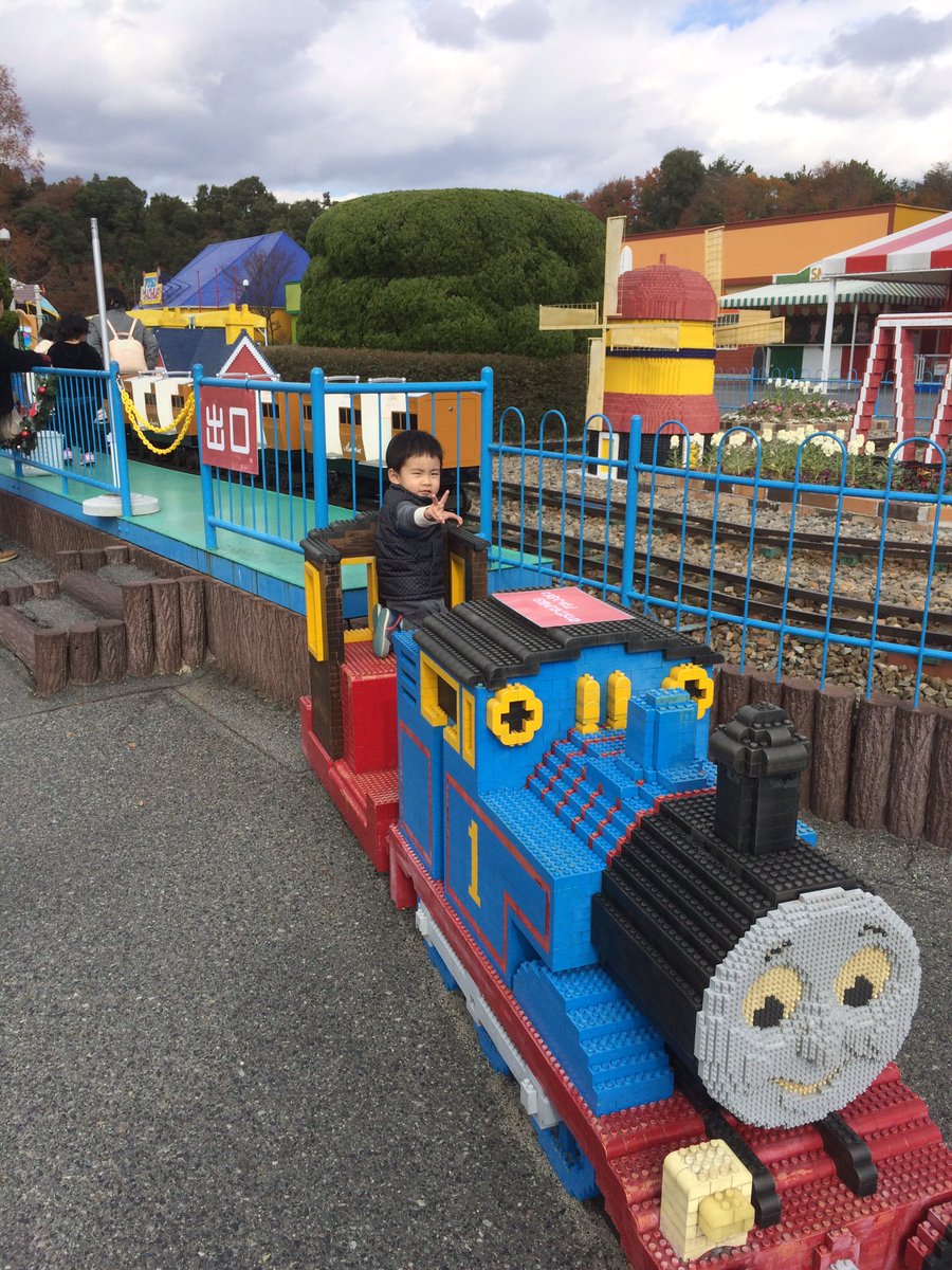 おもちゃ王国へ

早速LEGOでできたトーマスに捕まりました。(≧∀≦)
でもこのトーマスすごいわー