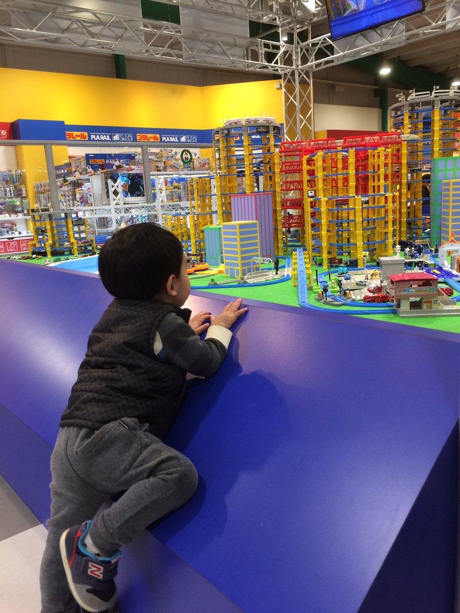 おもちゃ王国のトラップに次から次へと掛かってます。
次はプラレールに捕まり
しばらくガン見です。
#おもちゃ王国 #プラレール