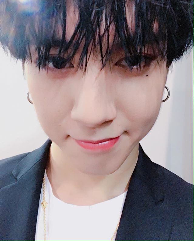 BabybirdChirps's tweet photo. Sh. I'll love who I want. Even if he's younger...By some years. I acknowledge the implications of my decision🙃
#Yugyeom #GOT7 #iGOT7Problems https://t.co/6Essp1IvVf