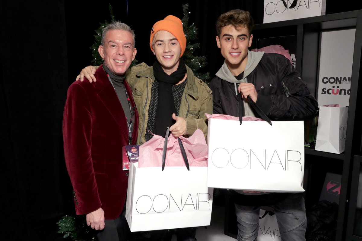JNJUpdates's tweet photo. Jack and Jack with @elvisduran at the Z100's artist gift lounge during Jingle Ball 2016 at Madison Square Garden in NYC! #Z100JingleBall https://t.co/nYYY9JgC1h