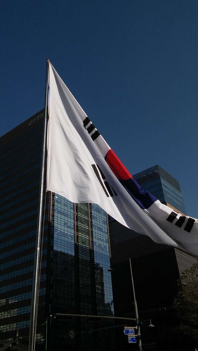 bdecem52's tweet photo. 광화문에 
인공기 대신에 자랑스런 대형 태극기가 걸렸다
김일성 만세 대신에
대한민국 만세 !!
대통령 만세 !!
를 외친다
대한민국이여 다시 일어나라 !! https://t.co/7QQD5vNfLa