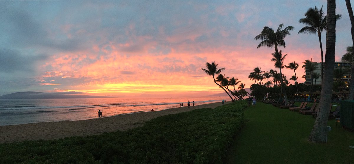 Jill_Herman's tweet photo. Maui Sunsets you don't disappoint. Can I move here? #movingtomaui https://t.co/ENumW3bAkn
