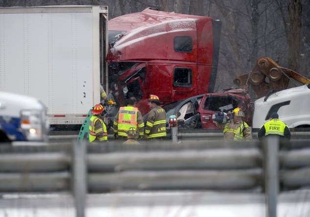 Daily_MailUS's tweet photo. At least four people killed as white outs cause deadly pileups in Michigan and Ohio https://t.co/ZQY2Zl73Gl https://t.co/wdbfVa8xn8