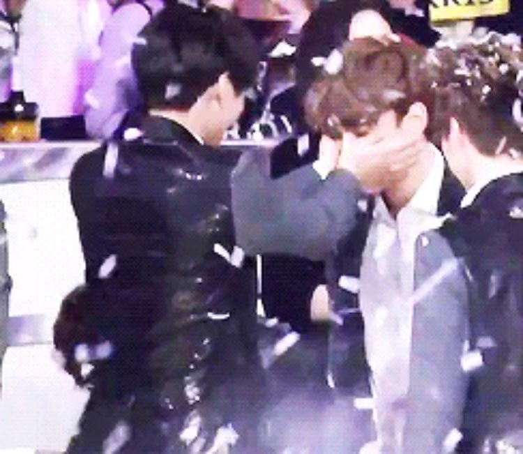 chencat_'s tweet photo. 쩬냥을 귀여워하는 니니를 귀여워하는 집사 .. https://t.co/ZTEfzuQAK2