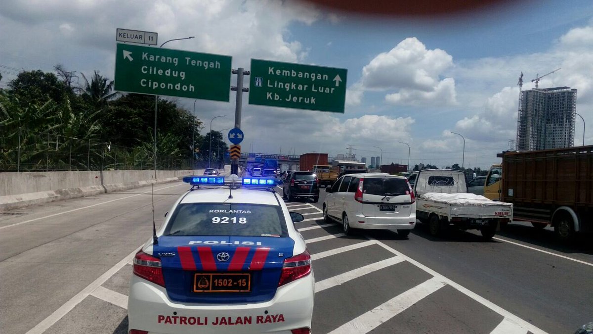 PJRTOLBITUNG's tweet photo. #Tol_Janger exit greenlake, arus lalin arah Gerbang karteng padat merayap.@TMCPoldaMetro @NTMCLantasPolri https://t.co/8FUnZ9HnKC