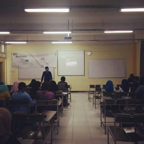 [LIVE REPORT]
Sabtu,10 December 2016
Sedang berlangsung acara "Basic Media Schooling : explore and expose"