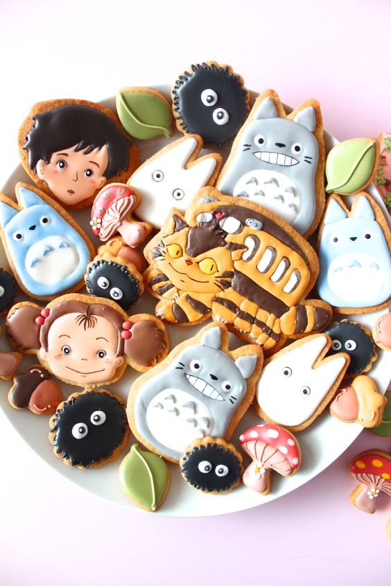 Studioghiblifr's tweet photo. Des cookies Totoro pour Noël ? 
#Ghibli #Totoro #Chatbus https://t.co/3T3bVDP7fp