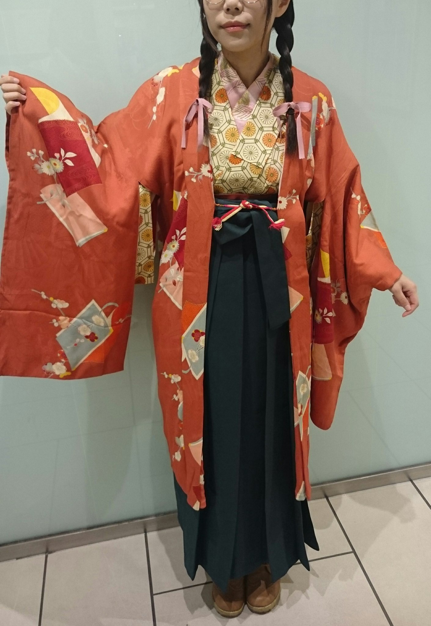 ことこ En Twitter アンティーク着物写真集のモデルをお願いしたまゆちゃんのコーディネート 女学生をイメージして 袴に読み本柄アンティーク 羽織を アンティーク着物 着物自画撮り部 Japan Kimono 大正浪漫 大正ロマン 着物 ことコーデ T Co