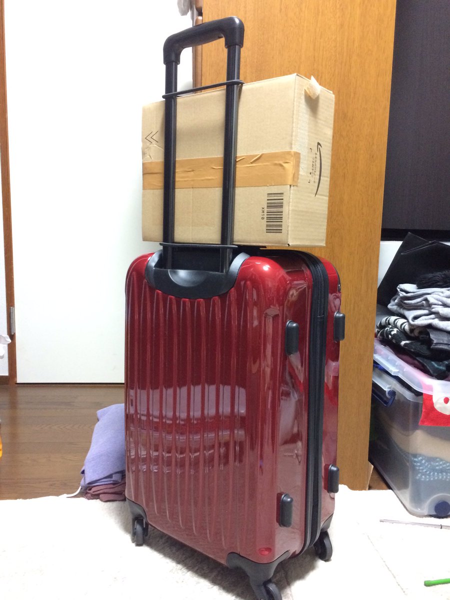 特にオタクは必需品 キャリーの上に荷物を載せて固定する バッグとめるベルト がおすすめ 段ボールも柔らかいバッグもとめられる Togetter