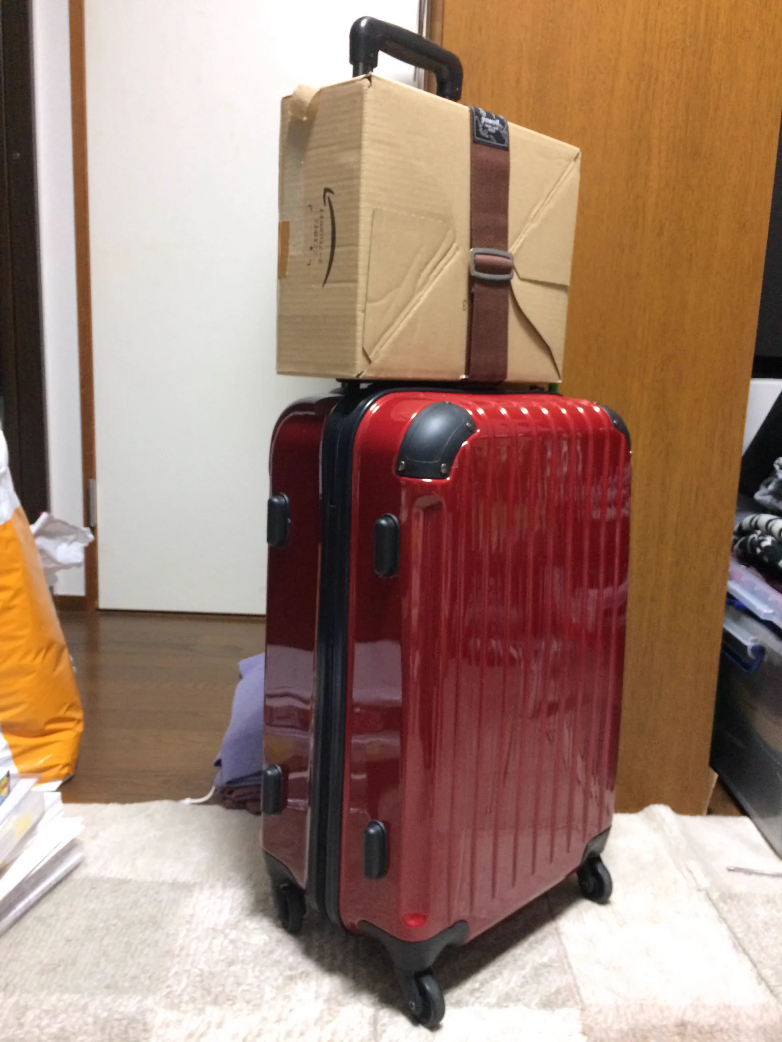 コミケ搬入・購入勢以外にも良い！「バッグとめるベルト」でキャリーで荷物大量に運べる！