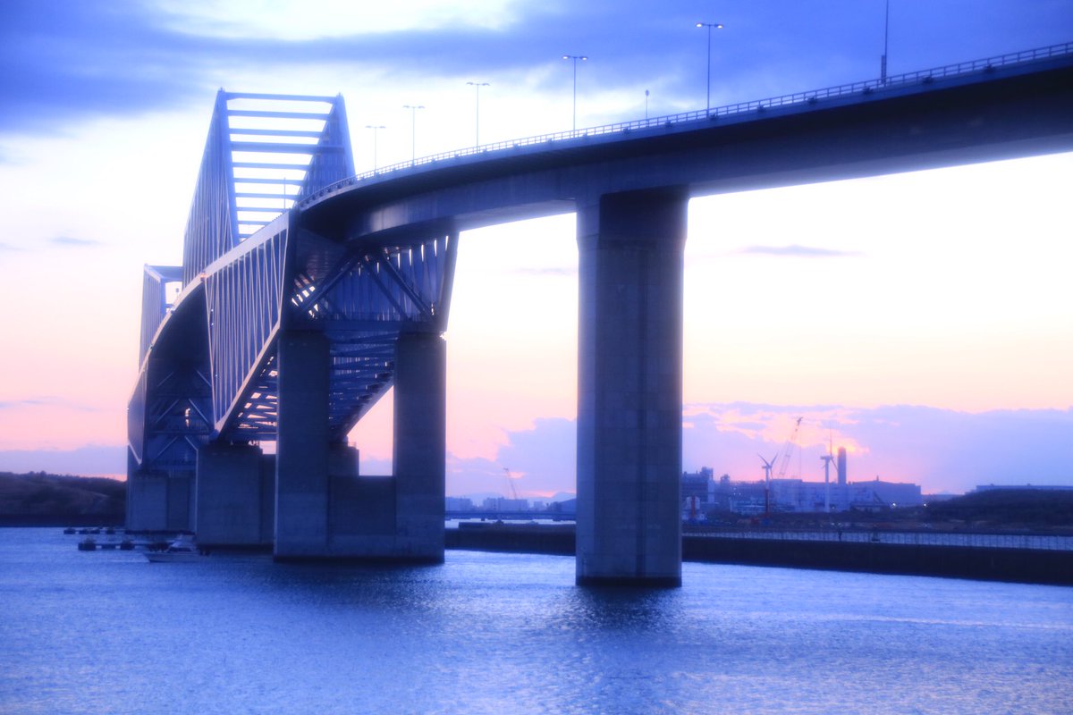 ysds99's tweet image. こんばんは。『ゲートブリッジ』
夕陽には間に合わず、マジックアワーを撮影。
#写真好きな人と繋がりたい
#ファインダー越しの私の世界 #ふぉと