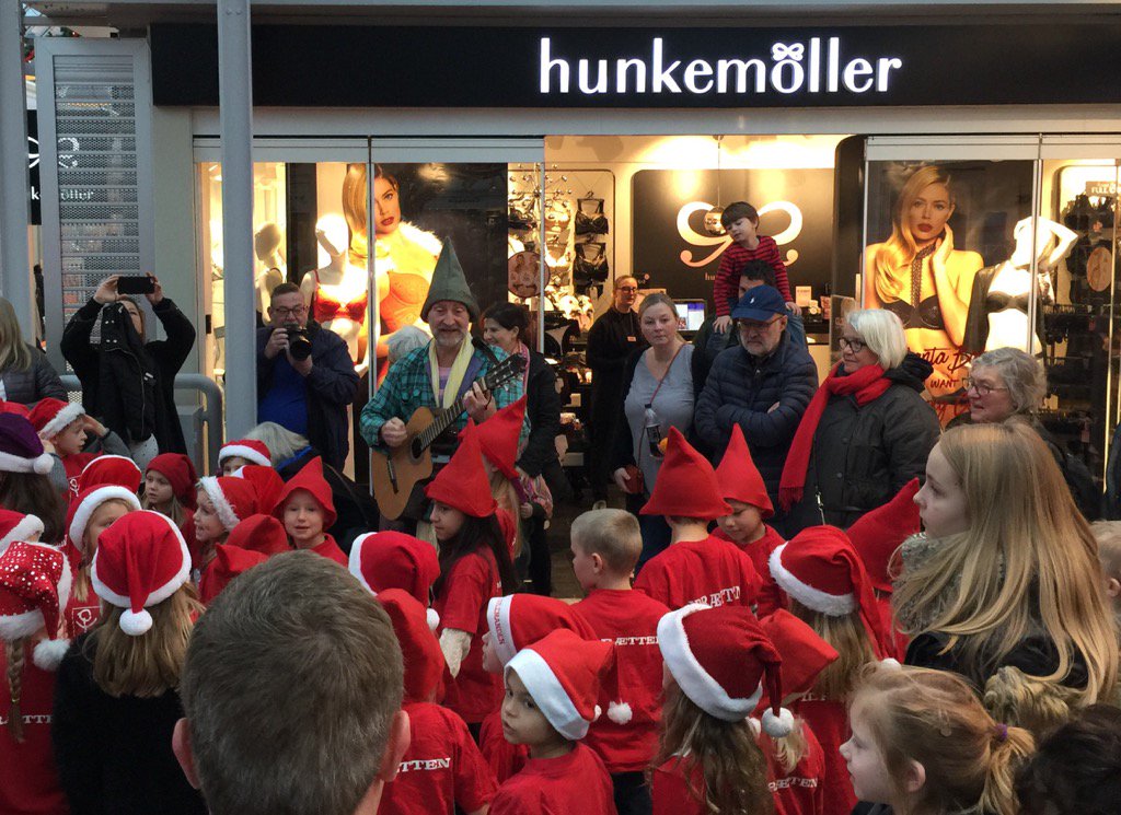 Kristian Nolan (@kristianjnolan) on Twitter photo X-mas spirit arrives at HKM Farum, DK. My daughter's kindergarden singing christmas carols. Sooo cute!🤗 <a href="/Hunkemoller/">Hunkemöller</a> X-mas spirit arrives at HKM Farum, DK. My daughter's kindergarden singing christmas carols. Sooo cute!🤗 <a href="/Hunkemoller/">Hunkemöller</a>