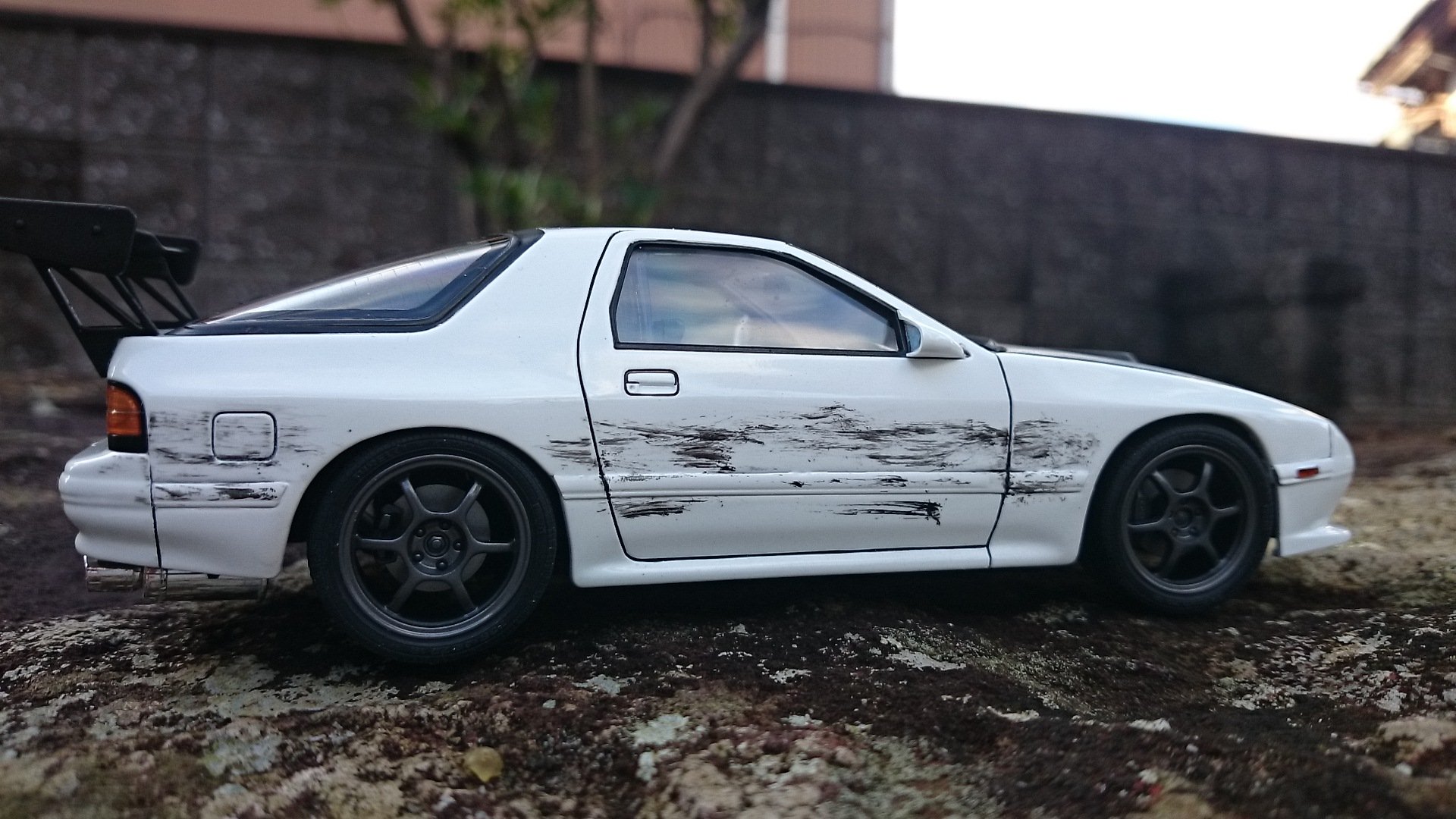 つねばり ひまわり Twitterissa アオシマ高橋涼介仕様rx 7完成 死神gt Rとのバトル後の傷だらけの状態にしました アオシマ
