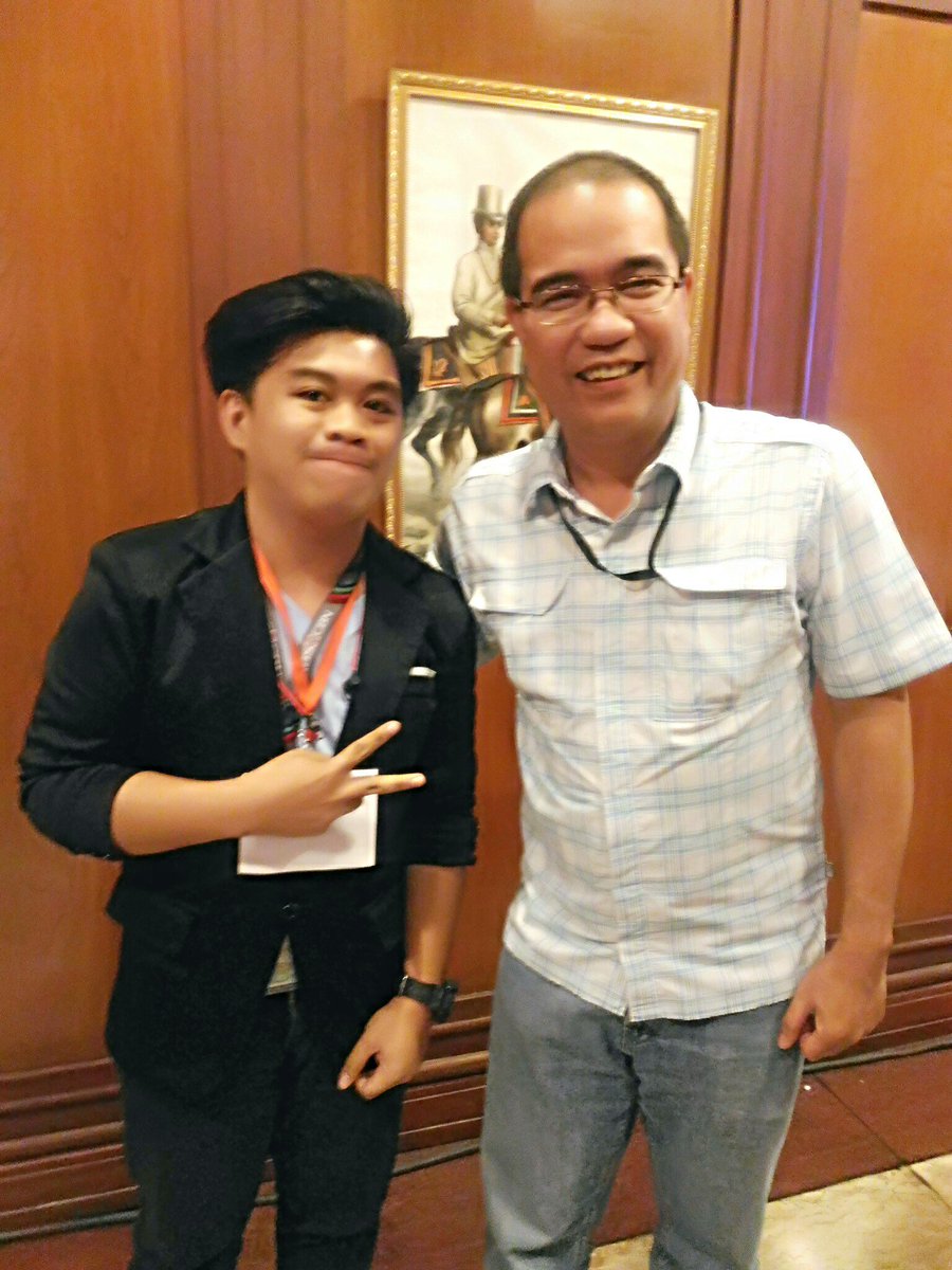 edyeylazaro's tweet photo. Finally had a chance to meet you in person. I hope to be good as you someday, Sir @artsamaniego. 😊 #YPMC #YouthCon #UPMG https://t.co/1S3J6NuPHD