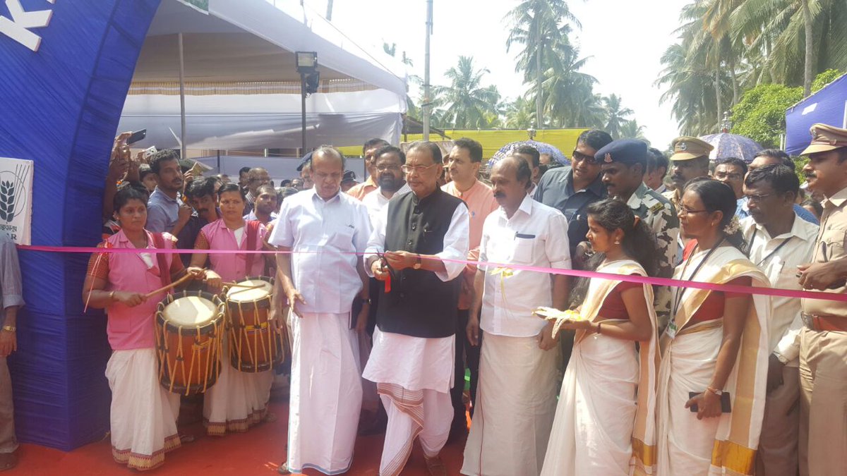 ICAR-CPCRI, Kasaragod, #Kerala द्वारा आयोजित किसान मेले का उद्घाटन किया, मेले में प्रदर्शनियों का अवलोकन करते हुए।