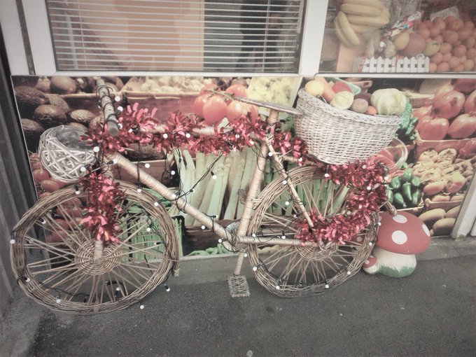 Everything starts to look like Christmas #vintagebike https://t.co/eMGRm2ZkQC<a href="/tag/vintagebike"class="tags">#vintagebike</a>