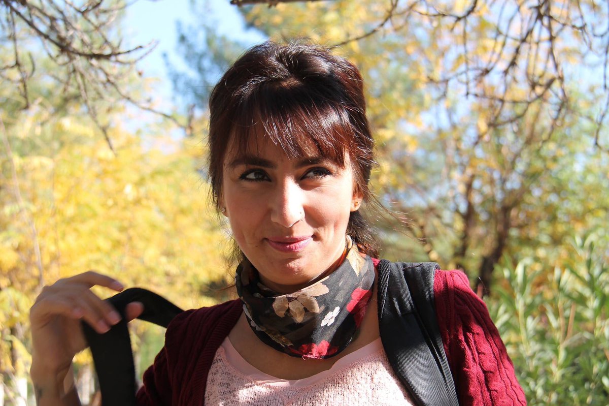 jinhadayanisma's tweet photo. KHK ile kapatılan ajansımız JINHA'nın imtiyaz sahibi, gazeteci Sarya Gözüoğlu ev baskınında gözaltına alındı.
#GazetecilikSuçDeğildir https://t.co/YMR2LbRjo5